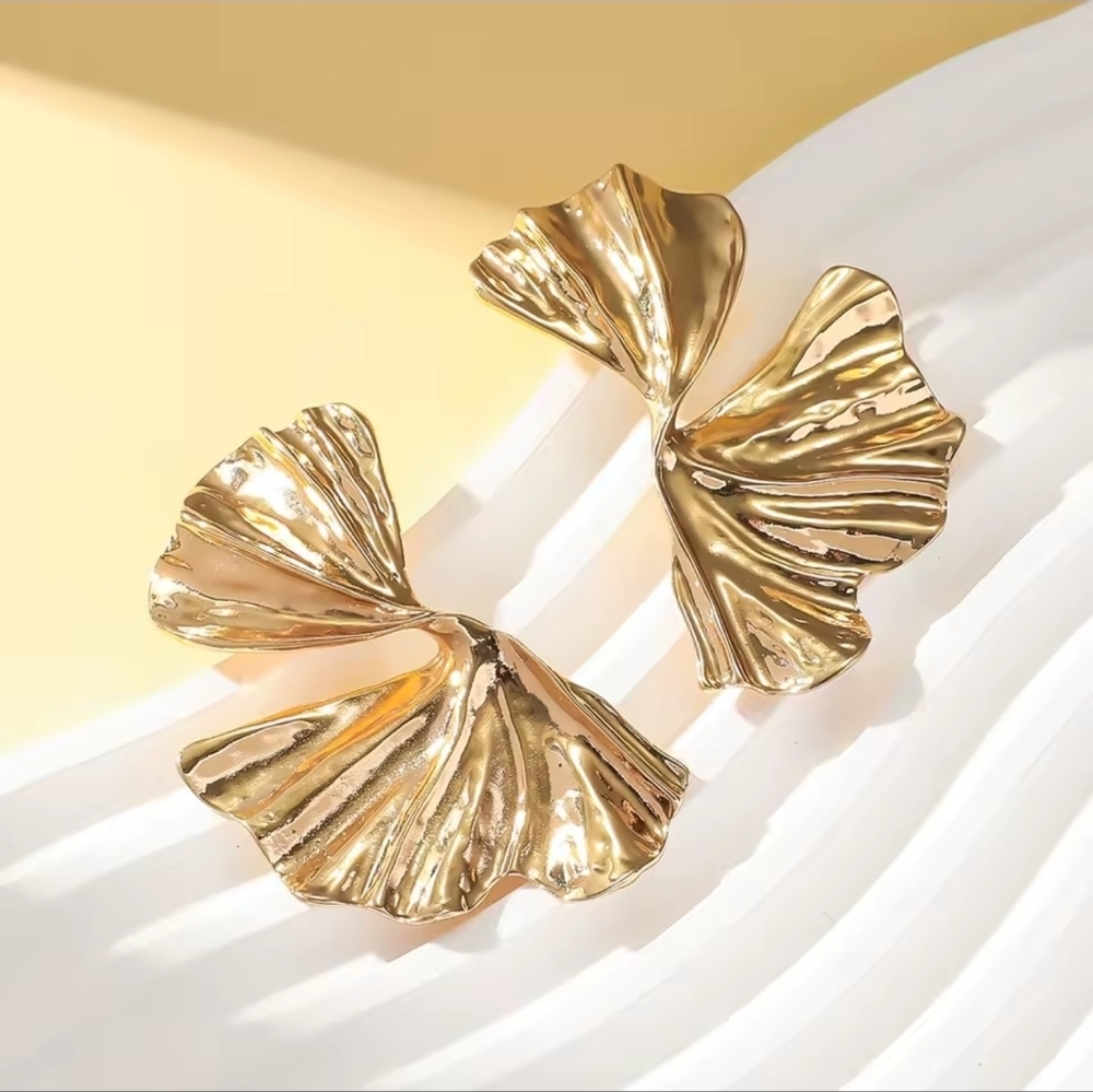 Gold Shell Earrings - Picture 6 of 9